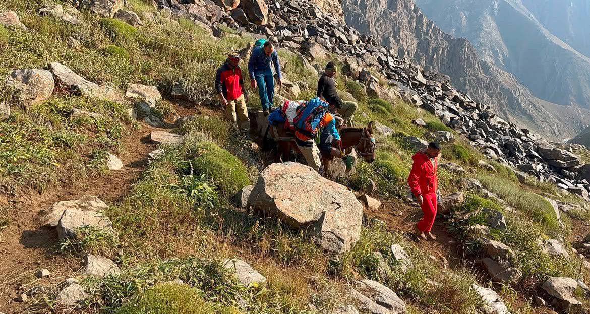 برخورد سنگ با کوهنورد در مسیر دندان اژدها؛ عملیات ۱۷ ساعته برای نجات و انتقال مصدوم