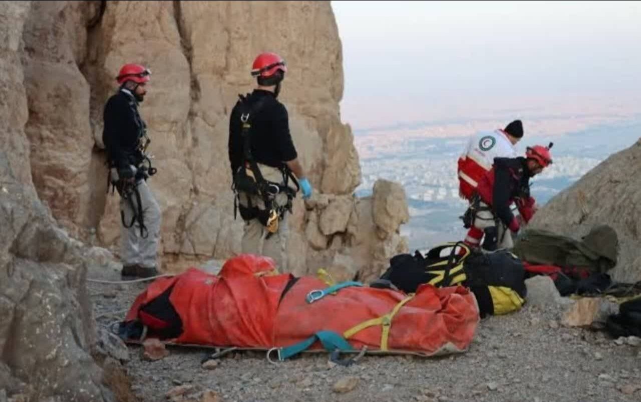 نجات دو کوهنورد گرفتار در ارتفاعات سنبران توسط نیروهای عملیاتی هلال احمر لرستان