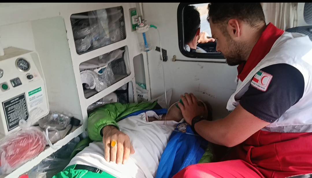 نجات کوهنورد ۴۲ ساله با عارضه قلبی در ارتفاعات سبلان توسط نجاتگران هلالاحمر