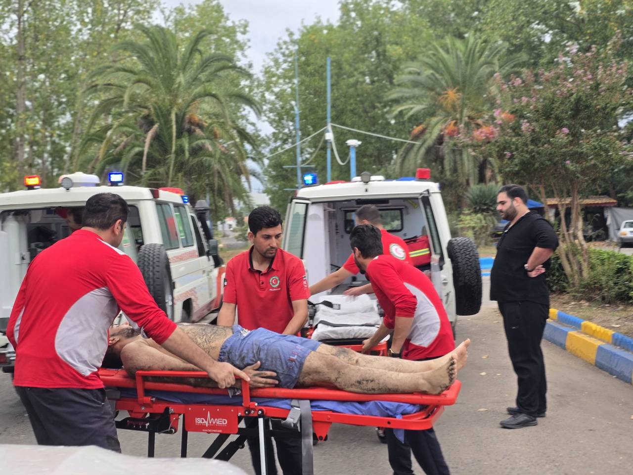 نجات یک نفر از خطر غرقشدگی در ساحل مروارید گیلان