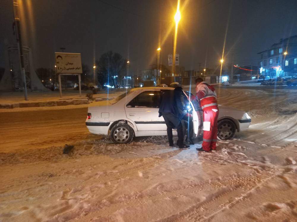 امدادرسانی امدادگران و نجاتگران جمعیت هلال احمر کردستان به بیش از 600 نفر گرفتار در برف و کولاک
